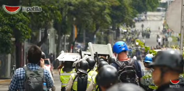 PNB se protegió con escudos por objetos que lanzaron de edificios de la Misión Vivienda (Video)