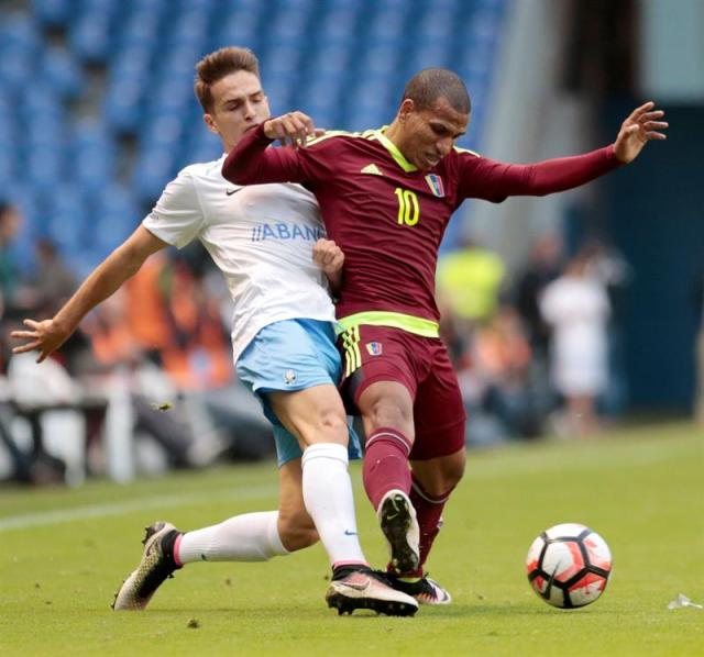 l centrocampista de la selección de Venezuela Rómulo Otero (d) pelea por el balón con Denis Suárez, de la selección gallega. EFE