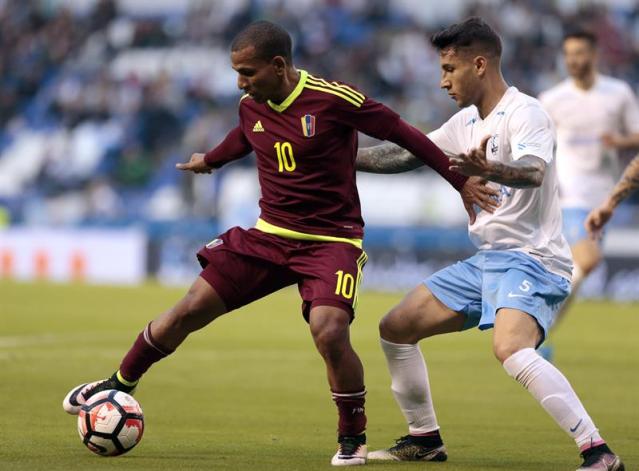 El centrocampista de la selección de Venezuela Rómulo Otero (i) pelea por el balón con el centrocampista de la Selección Autonómica de Galicia Pedro Mosquera. EFE