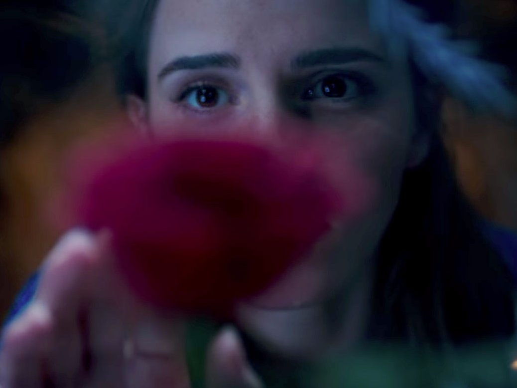 “La bella y la bestia”: Emma Watson se luce en primer tráiler