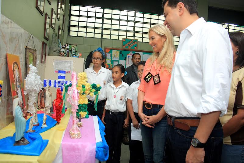 Antonio Ecarri y Diana D’ Agostino recorrieron colegio en Catia