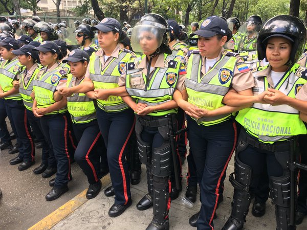 Cordón policial impide salida de estudiantes de la UCV (Fotos)