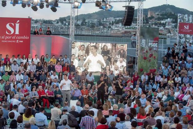 Sánchez: El cambio no es aceptar chantaje de Iglesias para que gobierne Rajoy / El secretario general del PSOE, Pedro Sánchez, durante el acto de precampaña que los socialistas han celebrado esta tarde en el Palacio de Congresos de Granada. EFE / Miguel Ángel Molina.