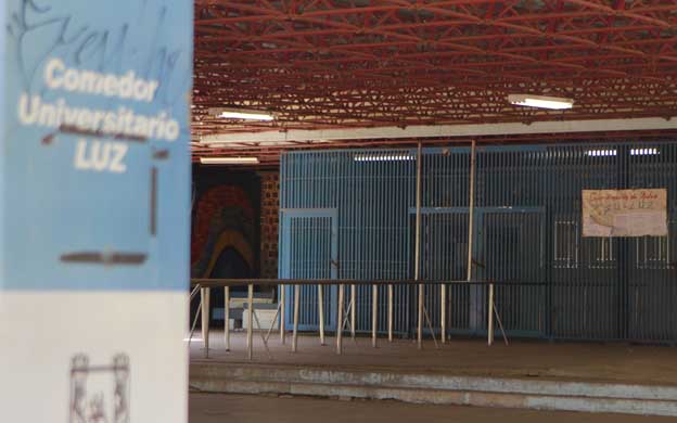 Maracaibo, Venezuela, 14/04/2016. Estudiantes de La Universidad del Zulia protestaron en la sede del rectorado nuevo por el cierre de los comedores y el paro de las rutas estudiantiles. En la foto: El comedor universitario de LUZ permanece cerrado desde el lunes.