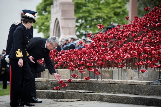 El presidente alemán, Joachim Gauck, y la princesa británica Anne miran a la instalación de las "amapolas: llora ventana 'que conmemora el centenario de la batalla de Jutlandia durante una ceremonia en la catedral de San Magnus en Kirkwall en la isla de Orkney, Escocia, Gran Bretaña el 31 de de mayo de 2016. Bundesregierung / Guido Bergmann / Handout través REUTERS