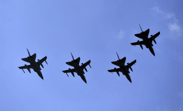 Cazas "tornado" de la Luftwaffe alemana vuelan durante una exhibición aérea en la Feria Internacional de la Aeronáutica de Berlín (ILA), en Schönefeld, Alemania, hoy, 31 de mayo de 2016. La Ila 2016 acogerá 1.200 expositores de más de 40 paises en el Berlin ExpoCenter Airport y abrirá sus puertas del 1 al 4 de junio de 2016. Las conferencias de esta edición estarán centradas en la innovación tecnológica y la sostenibilidad. EFE/Ralf Hirschberger