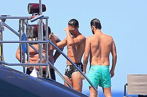 Cristiano se llevó puro amigote papeadote a vacacionar en un yate (FOTOS)