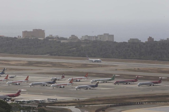 CAR02. MAIQUETÍA (VENEZUELA), 31/05/2016.- Fotografía panorámica del Aeropuerto Internacional Simón Bolívar hoy, martes 31 de mayo de 2016, en Maiquetía (Venezuela). La aerolínea alemana Lufthansa informó hoy que lamenta "profundamente" suspender sus servicios de Caracas a Fráncfort a partir del próximo 18 de junio debido a la imposibilidad de cambiar sus ganancias a dólares estadounidenses y a la baja en la demanda de vuelos, entre otras razones. EFE/Christian Hernández