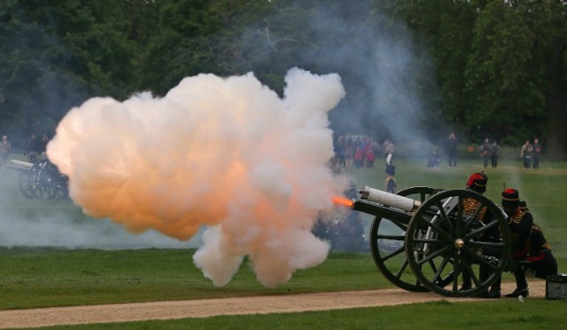 Soldados, caballos y cañones de artillería real del caballo de la tropa del rey participan en un arma de Royal Salute 41 en Hyde Park, el centro de Londres, el 2 de junio de 2016, con motivo del aniversario de la coronación de la 63ª reina británica Isabel II. DANIEL LEAL-OLIVAS / AFP