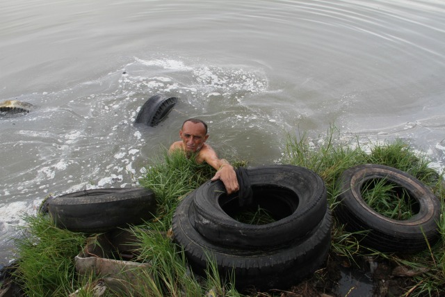 Franklin Chirinos sacan 10 cauchos diarios y los trasladan por agua para que la carga pese menos. En la zona viven unas 16 familias. Andrés Caridad / Panorama