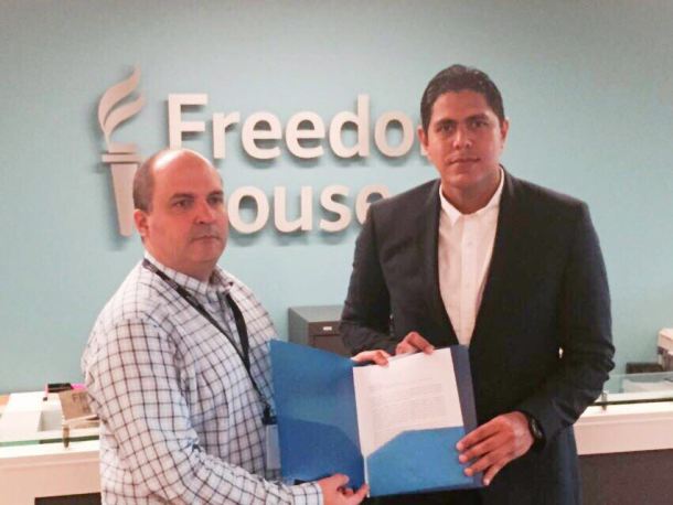 LESTER TOLEDO ENTREGA INFORME A FREEDOM HOUSE