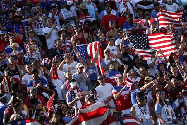 Seguidores de EE.UU. animan a su equipo ante Colombia durante su partido de la Copa América Centenario 2016, en el Levi's Stadium de Santa Clara (EE.UU.) EFE