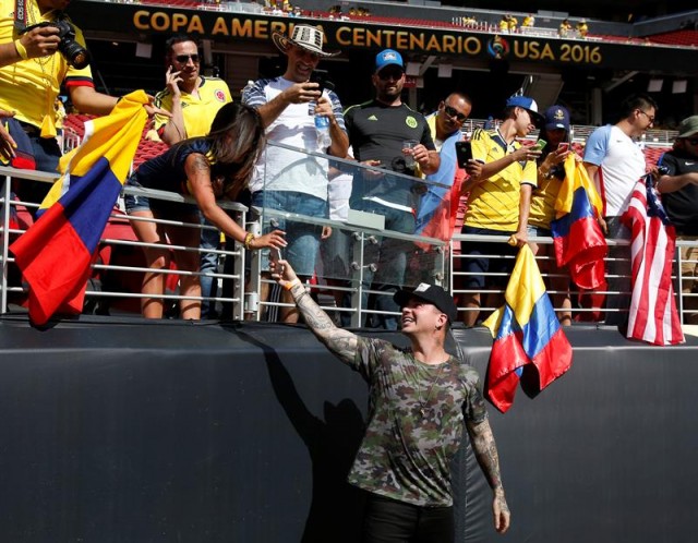 Una aficionada se toma una foto con el cantante colombiano J. Balvin (frente) antes del partido Colombia - EEUU hoy, viernes 3 de junio de 2016, en la Copa América Centenario, en el estadio Levi's de Santa Clara (EE.UU.). EFE
