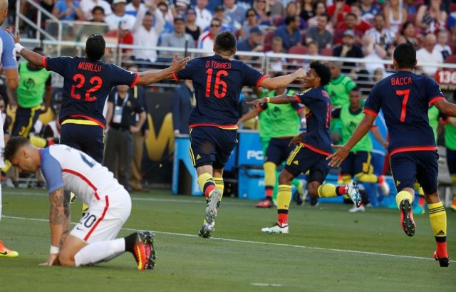 (I-D) Jeison Murillo, Daniel Torros, y Carlos Bacca, celebran su anotación ante EE.UU. en el juego de inauguración de la Copa América Centenario en el Levi's Stadium de Santa Clara (EE.UU.) EFE