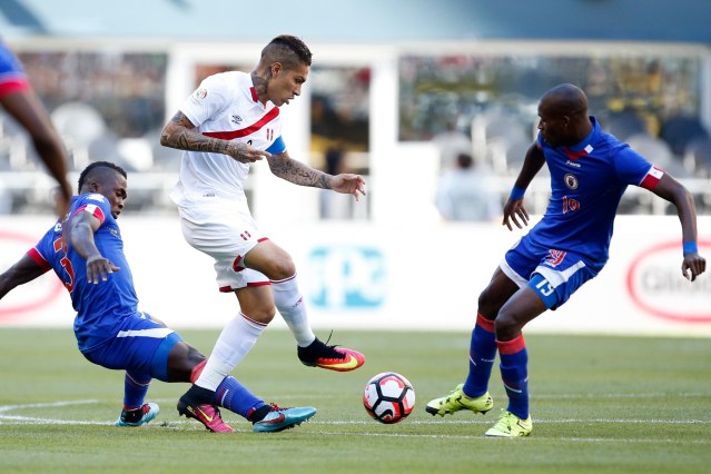 Paolo Guerrero (c), delantero de la selección de Perú (Foto: Reuters)