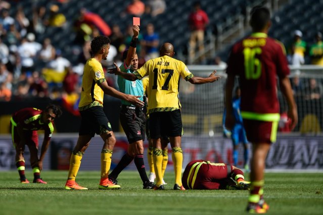 El jugador fue expulsado en el minuto 24 (Foto: @CA2016)