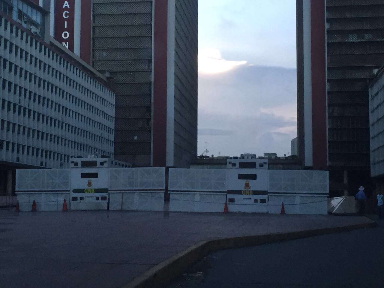 Así amaneció Plaza Caracas (foto)