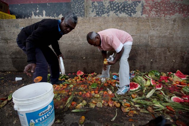 Venezolanos recogen desperdicios de la basura en el mercado de Coche  (AP Foto/Fernando Llano)