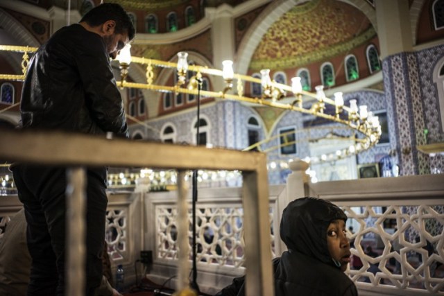 Muslim worshippers pray at the Turkish Nizamiye Mosque in Midrand, Johannesburg, on June 7, 2016 on the first day of the Holy Month of Ramadan. / AFP PHOTO / MARCO LONGARI