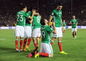 “Chicharito” y Peralta guían a México a cuartos 2-0