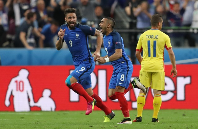 Dimitri Payet celebra después de marcar su gol con Olivier Giroud ante Rumanía. Foto: REUTERS/Lee Smith 