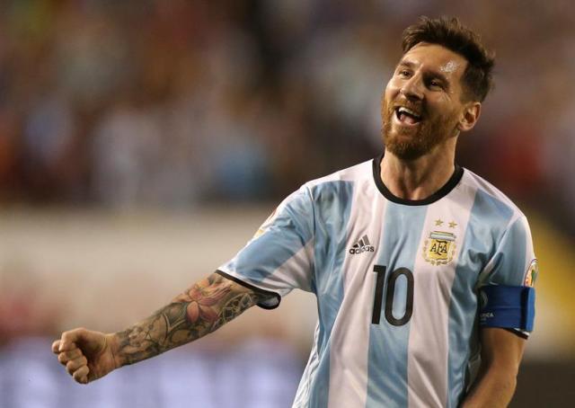  La selección argentina goleó a Panamá (5-0) y se clasificó para cuartos de final de la Copa América en la reaparición de Leo Messi, que saltó al terreno de juego en el minuto 61 y marcó tres goles, uno de ellos de falta directa. Nicolás Otamendi abrió el marcador y en el minuto 30 Panamá quedó con un hombre menos por la expulsión de Aníbal Godoy en un momento en el que el equipo panameño jugaba bien, pero la entrada de Messi y su olfato de cara a puerta, unidos a la inferioridad del rival, propiciaron una victoria cómoda para el equipo argentino. Messi hizo el segundo, el tercero y el cuarto gol y Agüero redondeó la cuenta.