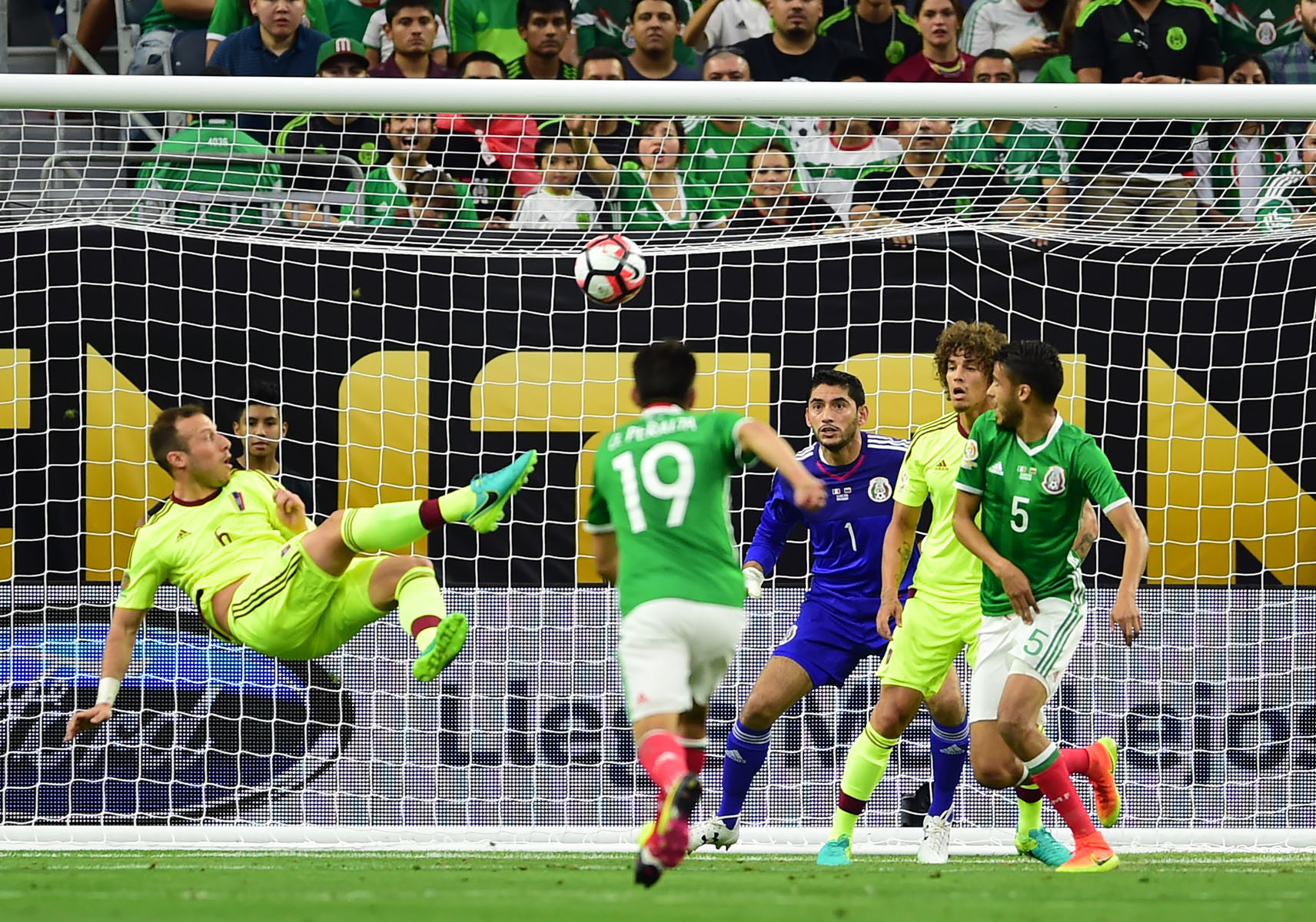 Venezuela marca este pedazo de golazo a México en los primeros 10 minutos