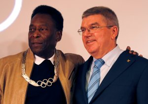 Pelé recibe la mayor condecoración olímpica de manos del presidente del COI