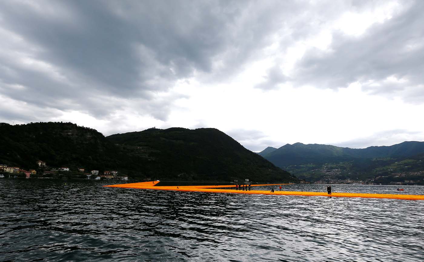 Más de 50 mil turistas caminaron el sábado sobre las aguas del lago Iseo