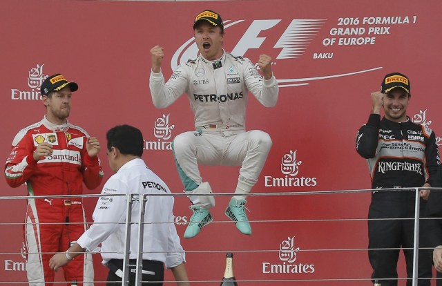 Formula One - Grand Prix of Europe - Baku, Azerbaijan - 19/6/16 - Mercedes Formula One driver Nico Rosberg (C) of Germany celebrates winning the race next to second placed Ferrari Formula One driver Sebastian Vettel (L) of Germany, third placed Force India Formula One driver Sergio Perez of Mexico. REUTERS/Maxim Shemetov