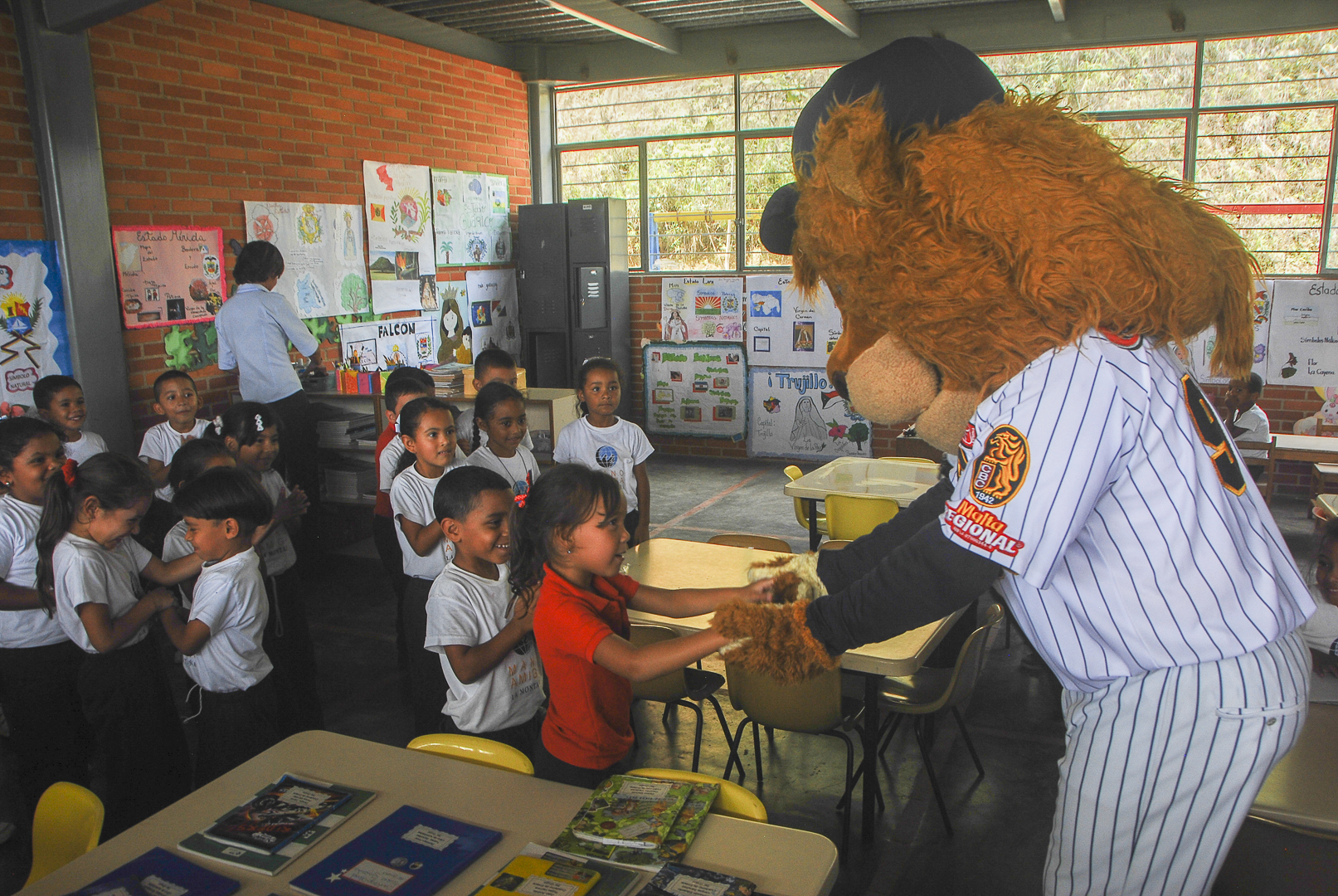 Leones del Caracas y la Alcaldía de El Hatillo llevan deporte y valores a los niños de Turgua (Fotos)