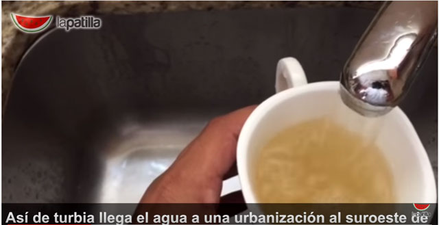 VIDEO: Así de turbia llega el agua “potable” a un hogar del suroeste de Caracas