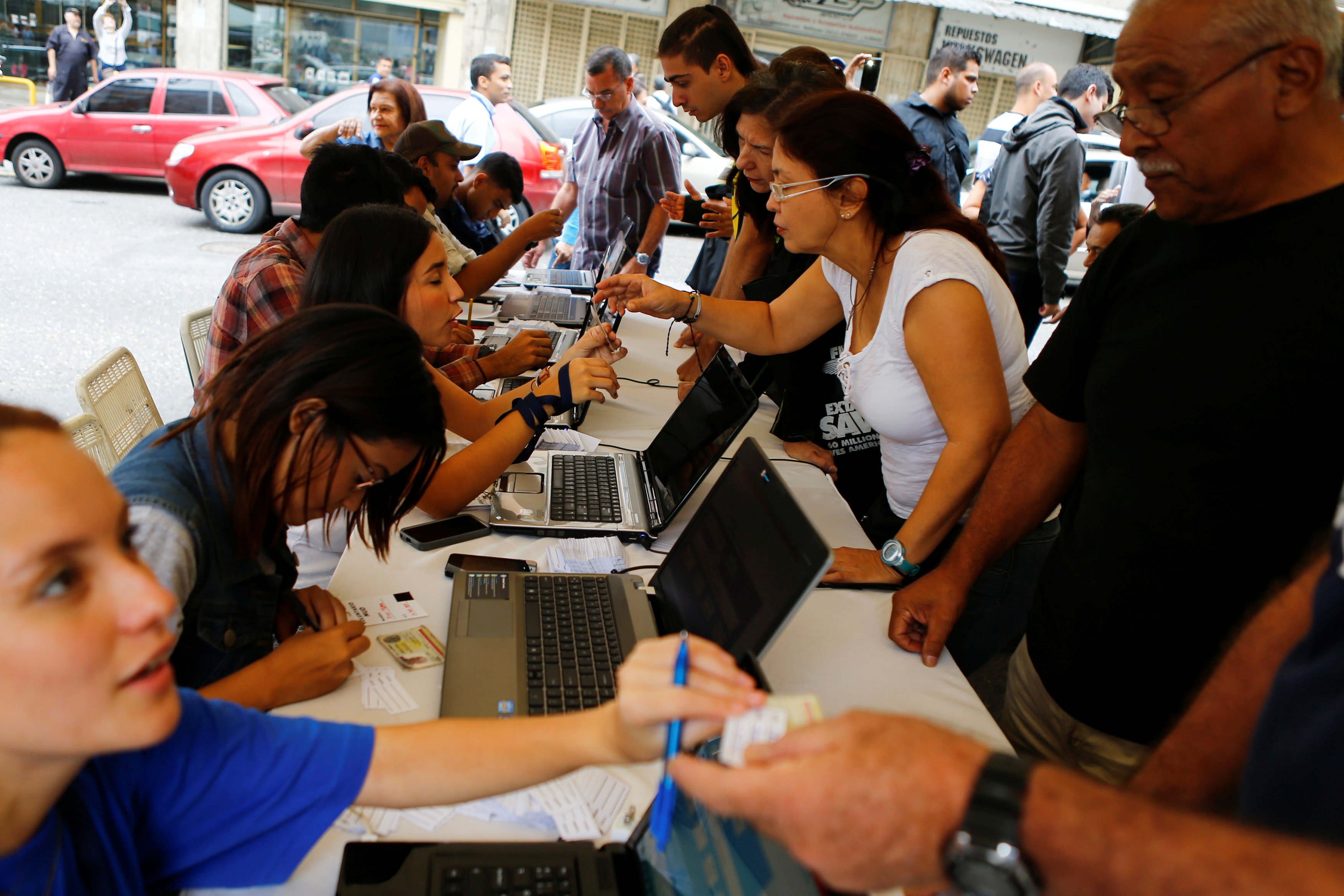 Venezolanos validan firmas para activar referendo revocatorio contra Maduro (Fotos)