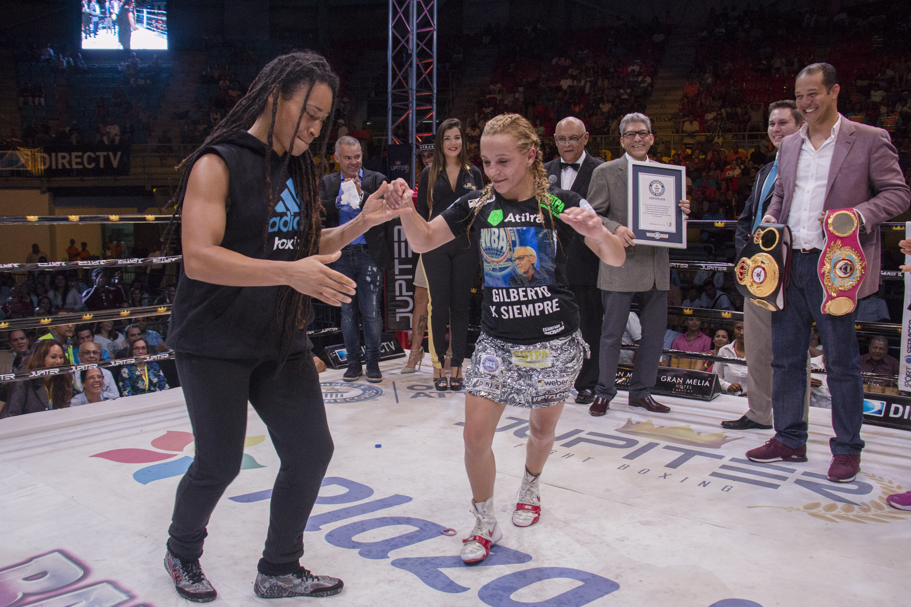 Noche mágica de boxeo y Guinness en la “Batalla de Campeonas”