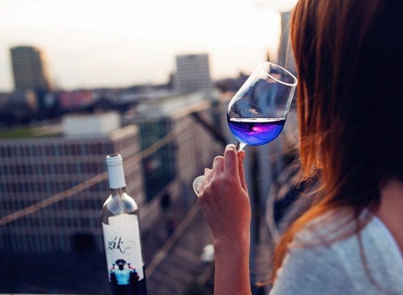 Ni rojo ni blanco, el vino azul es lo nuevo en bebidas (fotos)