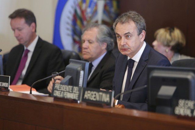 WA01. WASHINGTON (ESTADOS UNIDOS), 21/06/2016.- El expresidente del Gobierno español, José Luis Rodríguez Zapatero (d) y el secretario general de la OEA, Luis Almagro, durante una sesión extraordinaria realizada en el consejo permanente de la OEA en Washington (Estados Unidos) hoy, martes 21 de junio de 2016. El expresidente español José Luis Rodríguez Zapatero pidió hoy en la OEA dar "una oportunidad" a la iniciativa de diálogo entre el Gobierno y la oposición de Venezuela, una labor que definió como "un proceso de paz preventivo". EFE/OLIVER CONTRERAS