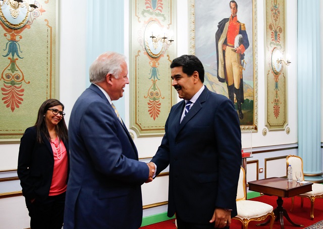 Maduro despide a Shannon del encuentro que sostuvieron / AVN