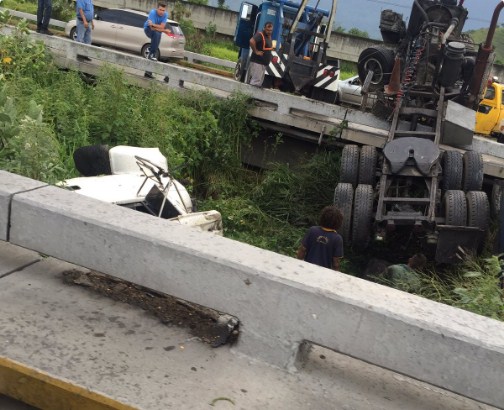 Reportan gandola volcada en viaducto La Cabrera