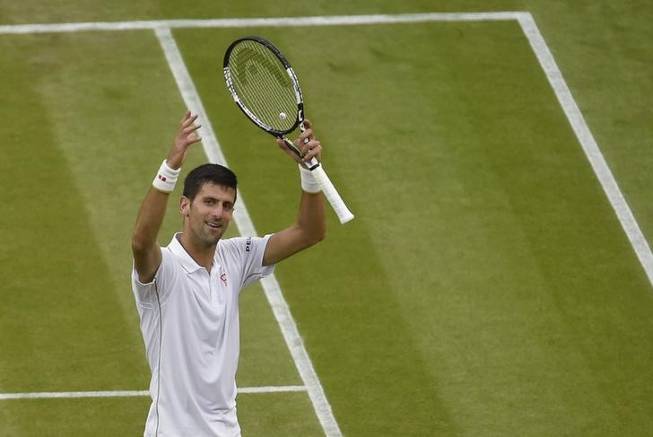 Djokovic se mete en tercera ronda de Wimbledon y alcanza récord, Federer avanza