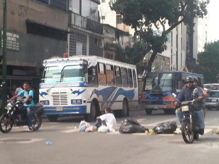 Hombre inicia protesta en la avenida Baralt ante la escasez de alimentos #30Jun