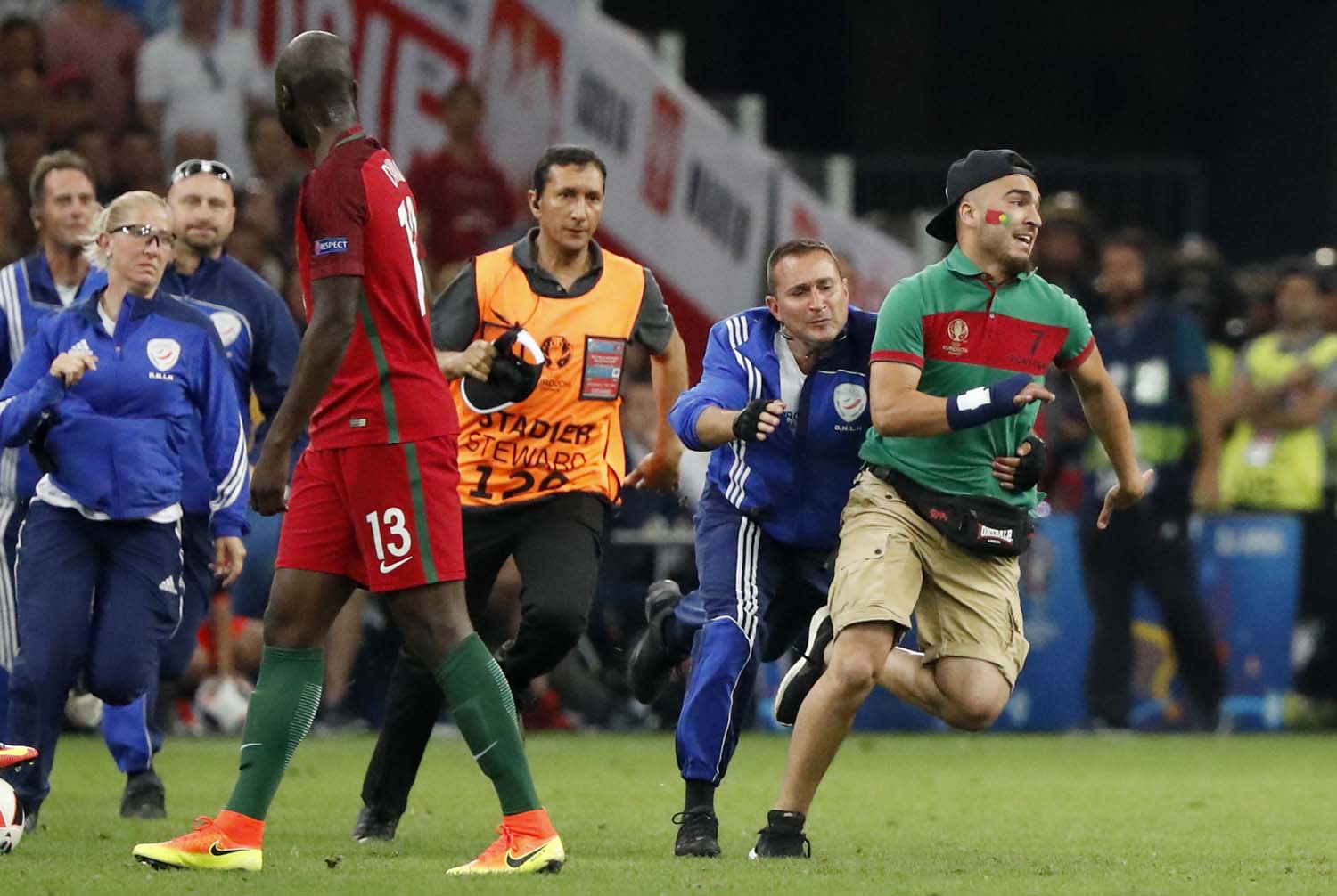 Otro fanático se lanzó a la cancha para ir tras Cristiano Ronaldo en el Portugal-Polonia (Fotos)