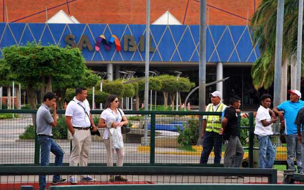Maracaibo,Venezuela,02/05/2016. Trabajadores del CC Sambil Mcbo reclaman sus derechos laborales. Empleados de rest maccheronis denuncian la falta de acuerdo con Corpoelec.