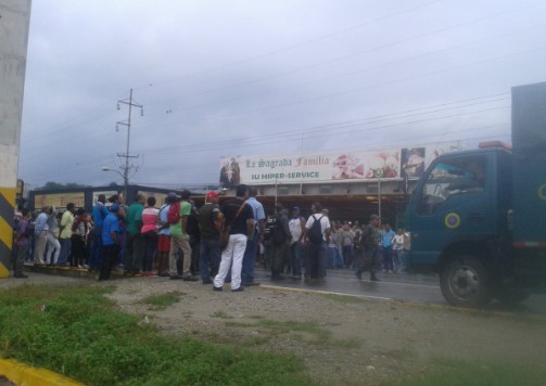 Reportan cierre de la avenida Intercomunal de Guarenas por escasez de comida