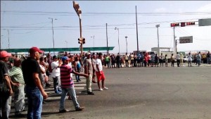 Protestan en Vargas por falta de comida (Fotos)