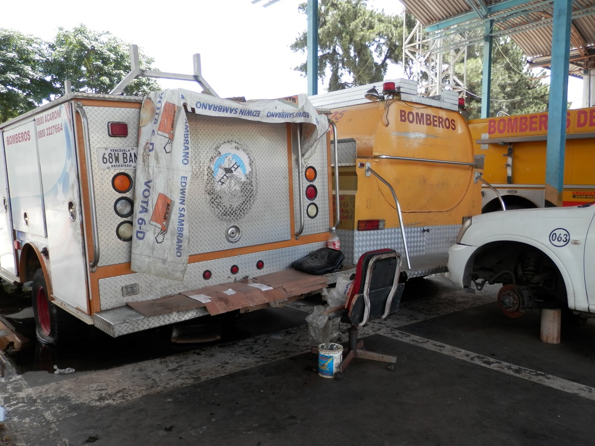 Entre chatarras y ruinas Bomberos de Caroní “celebraron” su 46 aniversario (fotos)