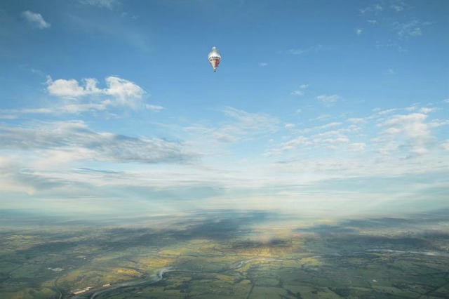 Fotografía facilitada por prensa del Grupo Morton que muestra el globo en el que viaja el aventurero ruso Fedor Konyukhov, durante su vuelta al mundo sin paradas y en solitario, tras despegar de Northam, en Australia, hoy, 12 de julio de 2016. EFE