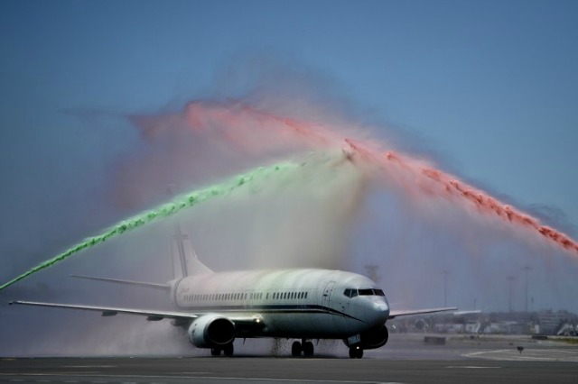 Agua del aerosol de la unidad de un bombero de aeropuerto con los colores nacionales sobre el avión que transportaba a miembros del equipo nacional de fútbol de Portugal durante una welome en el aeropuerto de Lisboa el 11 de julio 2016 después de la Eurocopa 2016 de fútbol victoria final sobre Francia ayer. El equipo de fútbol portugués liderado por Cristiano Ronaldo volvió a casa para una bienvenida de héroes hoy después de su malestar 1-0 triunfo sobre Francia en la final de la Eurocopa de 2016. PATRICIA DE MELO MOREIRA / AFP