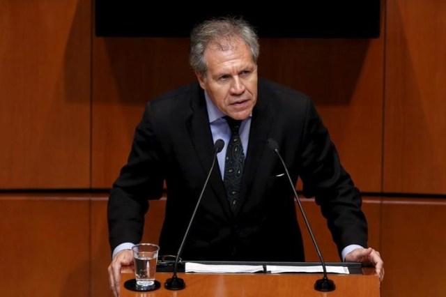 El Secretario General de la OEA, Luis Almagro da un discurso durante una sesión plenaria en el Senado de México, en Ciudad de México