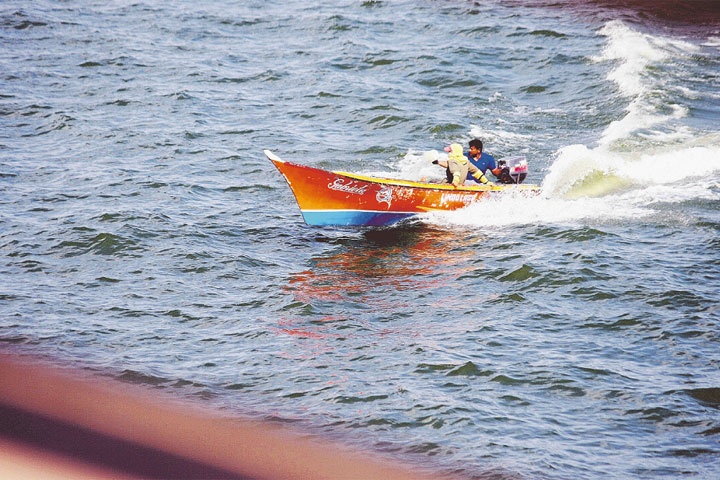 Pescadores se lanzaron al Lago para salvarse de ser atracados por piratas