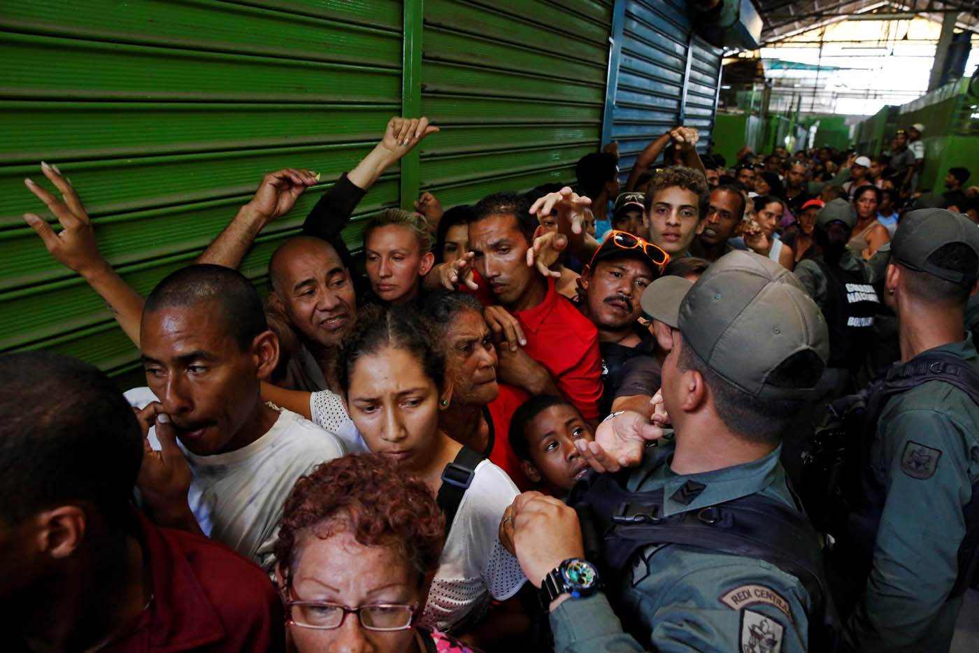 Sigue el suplicio: Venezolanos sortean los peligros de la noche para hacer cola